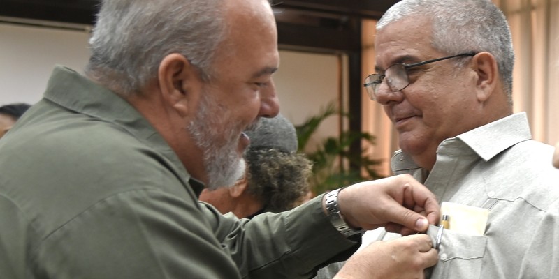 Díaz-Canel a trabajadores excepcionales: “Ustedes son inspiración”