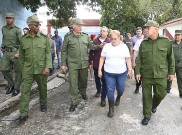 Díaz-Canel desde la tierra que se recupera del huracán 8