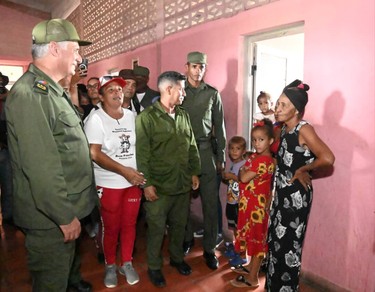 Díaz-Canel desde la tierra que se recupera del huracán 11