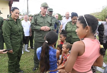 Díaz-Canel desde la tierra que se recupera del huracán 14