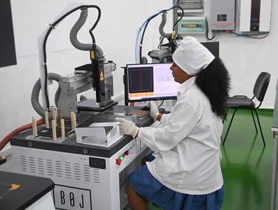 Constata Díaz-Canel novedosas soluciones energéticas y constructivas