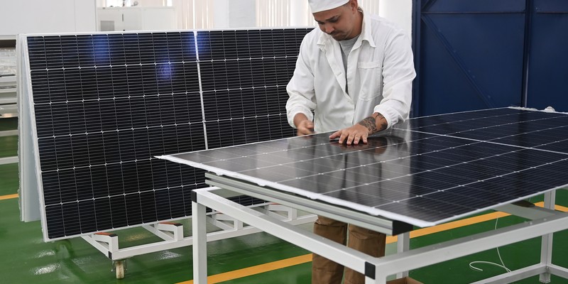 Constata Díaz-Canel novedosas soluciones energéticas y constructivas