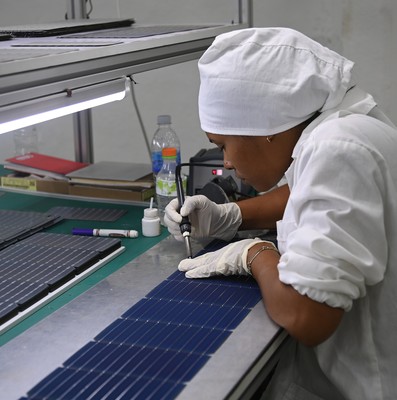 Constata Díaz-Canel novedosas soluciones energéticas y constructivas