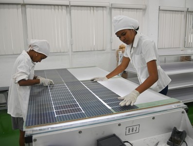 Constata Díaz-Canel novedosas soluciones energéticas y constructivas