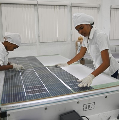 Constata Díaz-Canel novedosas soluciones energéticas y constructivas