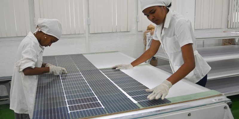 Constata Díaz-Canel novedosas soluciones energéticas y constructivas