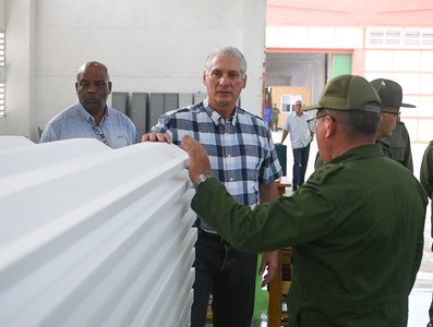 Constata Díaz-Canel novedosas soluciones energéticas y constructivas