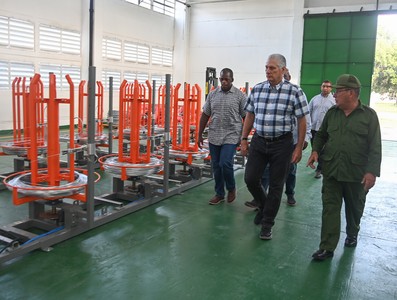 Constata Díaz-Canel novedosas soluciones energéticas y constructivas