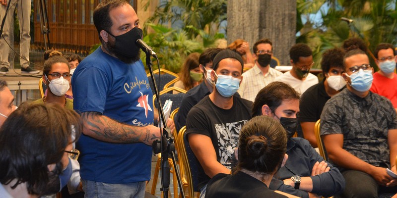 Encuentro con jóvenes miembros de la Asociación Hermanos Saíz