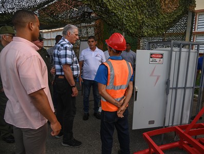 Constata Díaz-Canel novedosas soluciones energéticas y constructivas