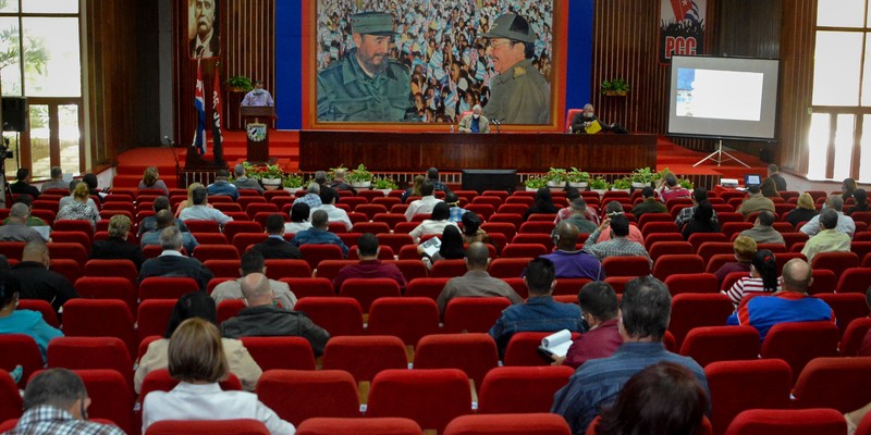 Encuentro con dirigentes provinciales y municipales - Holguin