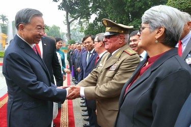 Presidente Díaz-Canel en Vietnam 15