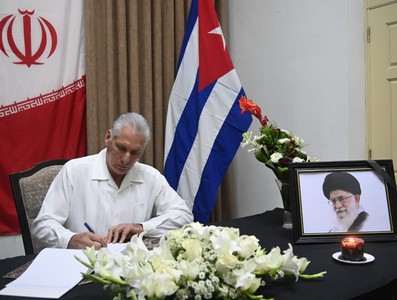 Firma Presidente cubano Libro de Condolencias en honor al Gran Ayatolá Alí Jameneí