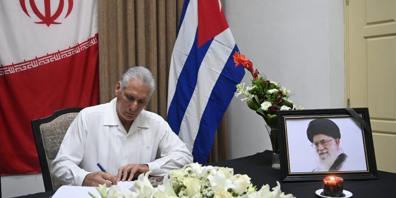 Firma Presidente cubano Libro de Condolencias en honor al Gran Ayatolá Alí Jameneí