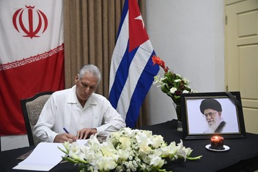 Firma Presidente cubano Libro de Condolencias en honor al Gran Ayatolá Alí Jameneí 2