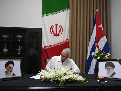 Firma Presidente cubano Libro de Condolencias en honor al Gran Ayatolá Alí Jameneí