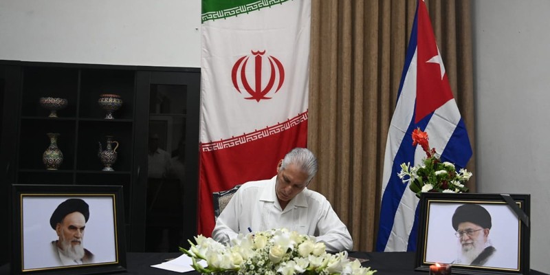 Firma Presidente cubano Libro de Condolencias en honor al Gran Ayatolá Alí Jameneí