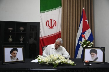 Firma Presidente cubano Libro de Condolencias en honor al Gran Ayatolá Alí Jameneí 3