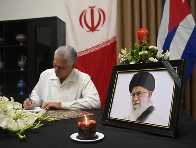 Firma Presidente cubano Libro de Condolencias en honor al Gran Ayatolá Alí Jameneí