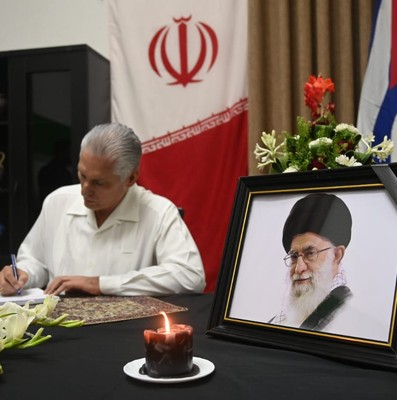 Firma Presidente cubano Libro de Condolencias en honor al Gran Ayatolá Alí Jameneí