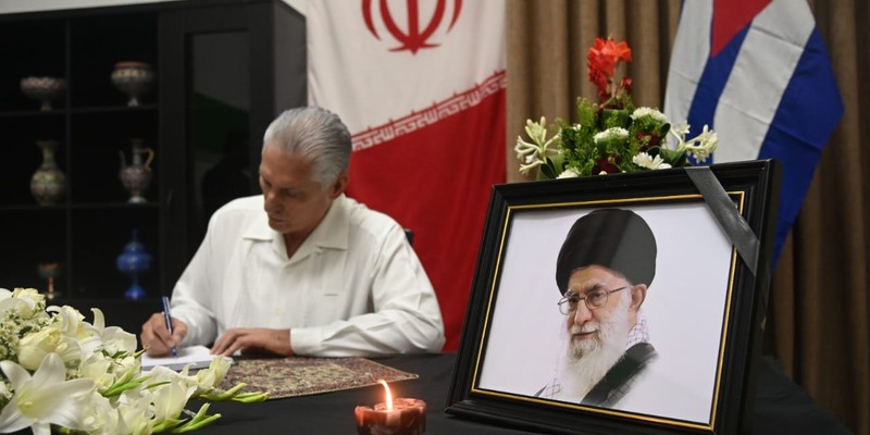 Firma Presidente cubano Libro de Condolencias en honor al Gran Ayatolá Alí Jameneí