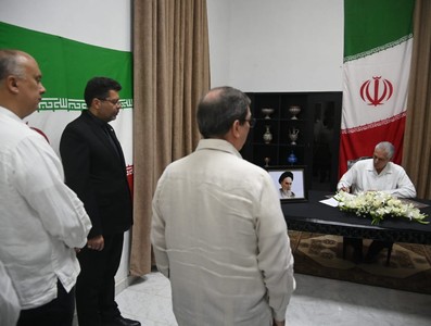 Firma Presidente cubano Libro de Condolencias en honor al Gran Ayatolá Alí Jameneí