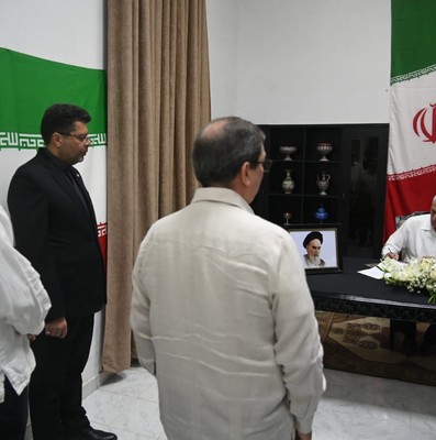 Firma Presidente cubano Libro de Condolencias en honor al Gran Ayatolá Alí Jameneí