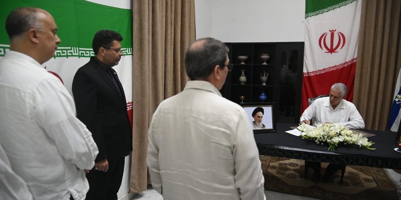 Firma Presidente cubano Libro de Condolencias en honor al Gran Ayatolá Alí Jameneí