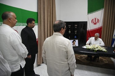 Firma Presidente cubano Libro de Condolencias en honor al Gran Ayatolá Alí Jameneí 5