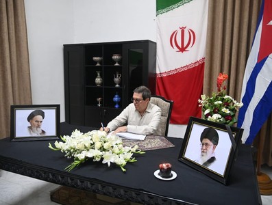 Firma Presidente cubano Libro de Condolencias en honor al Gran Ayatolá Alí Jameneí