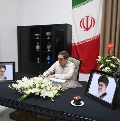 Firma Presidente cubano Libro de Condolencias en honor al Gran Ayatolá Alí Jameneí