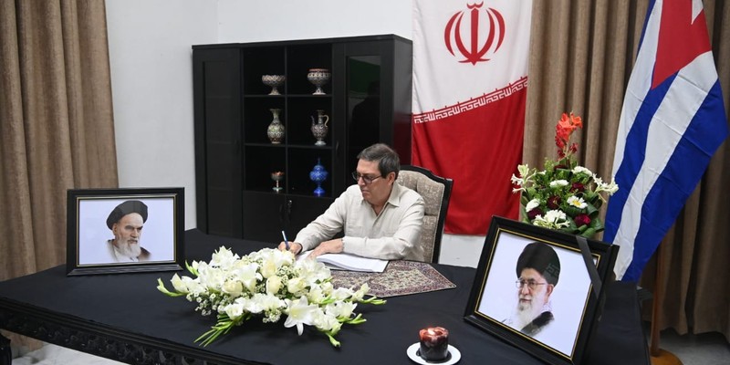 Firma Presidente cubano Libro de Condolencias en honor al Gran Ayatolá Alí Jameneí