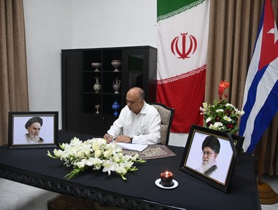 Firma Presidente cubano Libro de Condolencias en honor al Gran Ayatolá Alí Jameneí