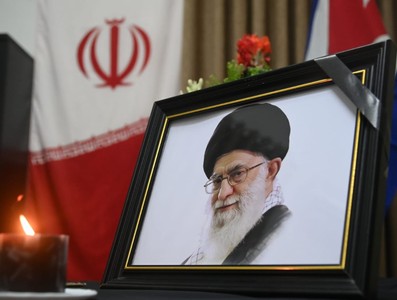 Firma Presidente cubano Libro de Condolencias en honor al Gran Ayatolá Alí Jameneí