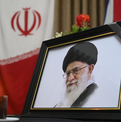 Firma Presidente cubano Libro de Condolencias en honor al Gran Ayatolá Alí Jameneí