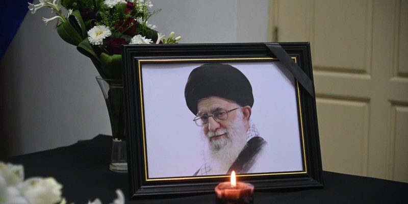 Firma Presidente cubano Libro de Condolencias en honor al Gran Ayatolá Alí Jameneí