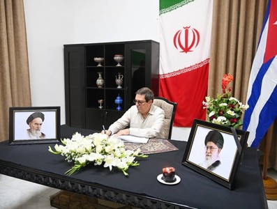 Firma Presidente cubano Libro de Condolencias en honor al Gran Ayatolá Alí Jameneí