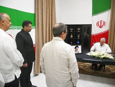 Firma Presidente cubano Libro de Condolencias en honor al Gran Ayatolá Alí Jameneí