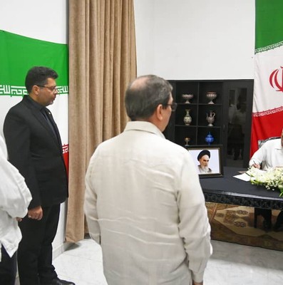 Firma Presidente cubano Libro de Condolencias en honor al Gran Ayatolá Alí Jameneí