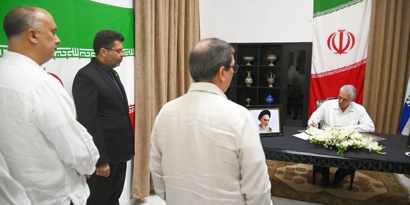 Firma Presidente cubano Libro de Condolencias en honor al Gran Ayatolá Alí Jameneí