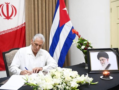 Firma Presidente cubano Libro de Condolencias en honor al Gran Ayatolá Alí Jameneí