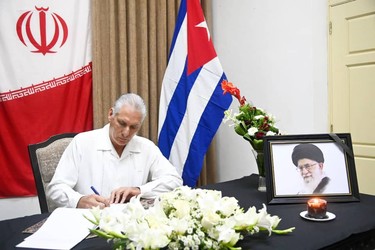 Firma Presidente cubano Libro de Condolencias en honor al Gran Ayatolá Alí Jameneí 13