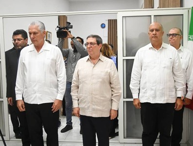 Firma Presidente cubano Libro de Condolencias en honor al Gran Ayatolá Alí Jameneí