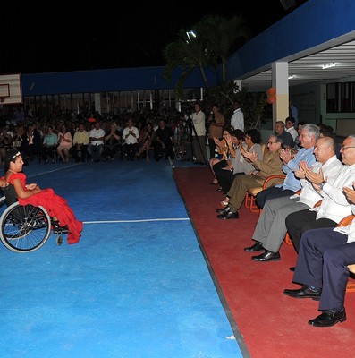 Asisten Raúl y Díaz-Canel a fiesta de quince en la escuela especial “Solidaridad con Panamá”