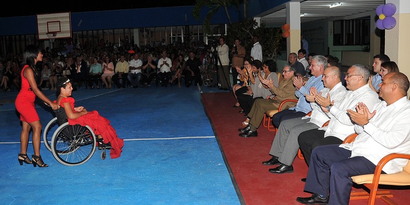 Asisten Raúl y Díaz-Canel a fiesta de quince en la escuela especial “Solidaridad con Panamá”
