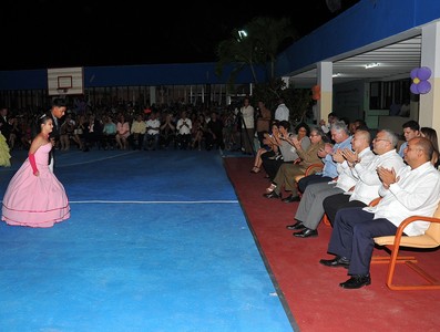 Asisten Raúl y Díaz-Canel a fiesta de quince en la escuela especial “Solidaridad con Panamá”