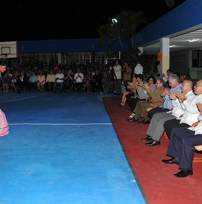 Asisten Raúl y Díaz-Canel a fiesta de quince en la escuela especial “Solidaridad con Panamá”