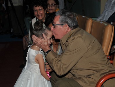 Asisten Raúl y Díaz-Canel a fiesta de quince en la escuela especial “Solidaridad con Panamá”