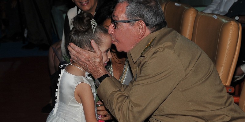 Asisten Raúl y Díaz-Canel a fiesta de quince en la escuela especial “Solidaridad con Panamá”
