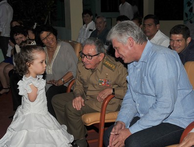 Asisten Raúl y Díaz-Canel a fiesta de quince en la escuela especial “Solidaridad con Panamá”
